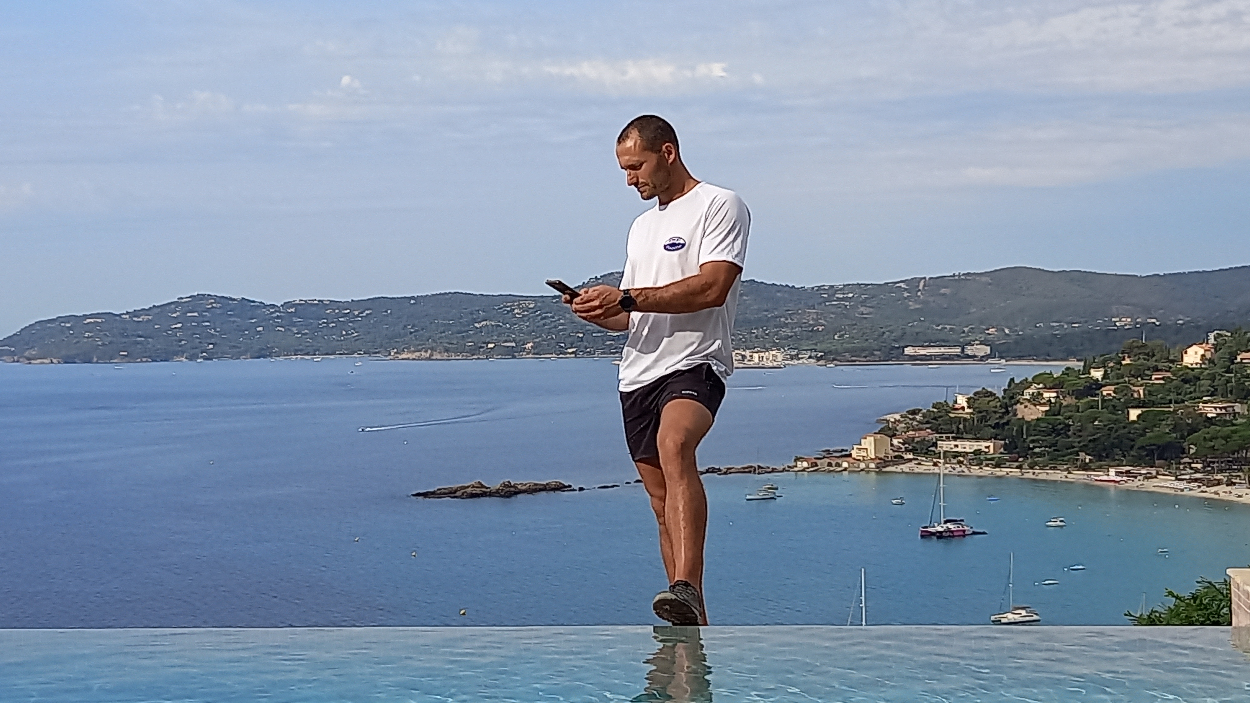 Technicien sur le terrain utilisant l'application mobile LEBIN Solutions