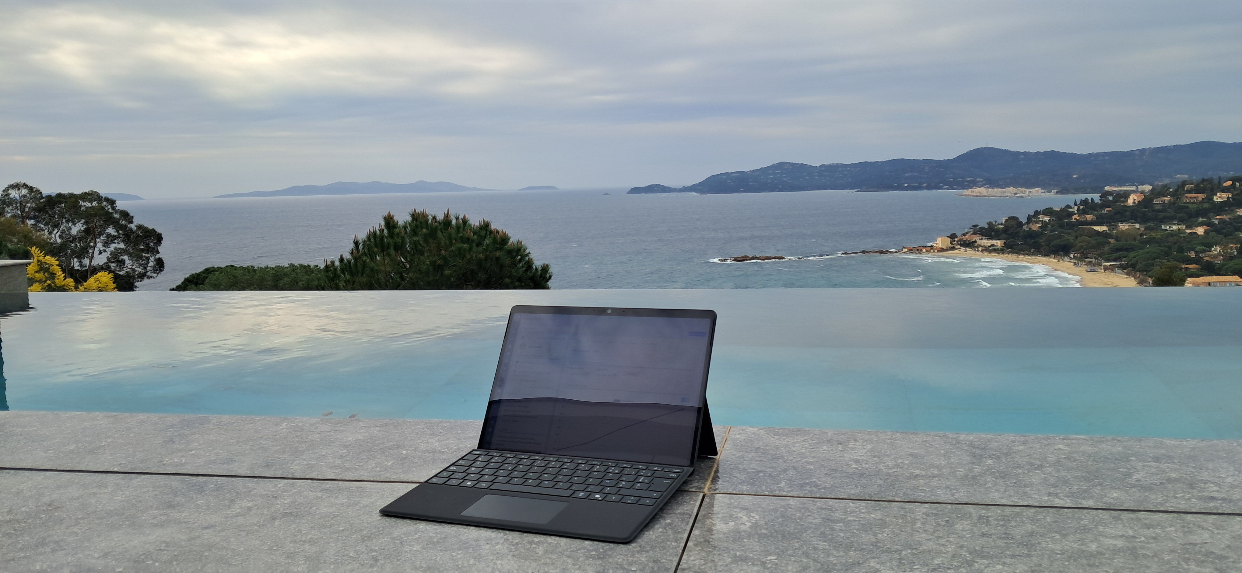 Ordinateur avec logiciel de gestion piscine LEBIN Solutions